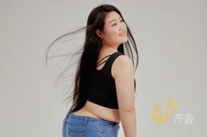 A 180-pound Shandong girl took a photo online and received more than 50 million views on Weibo, praising her beauty.