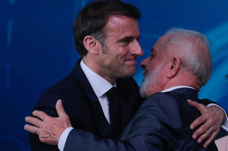 Macron and Lula hold hands for trip to Amazon, their bromance sparks heated discussion among netizens