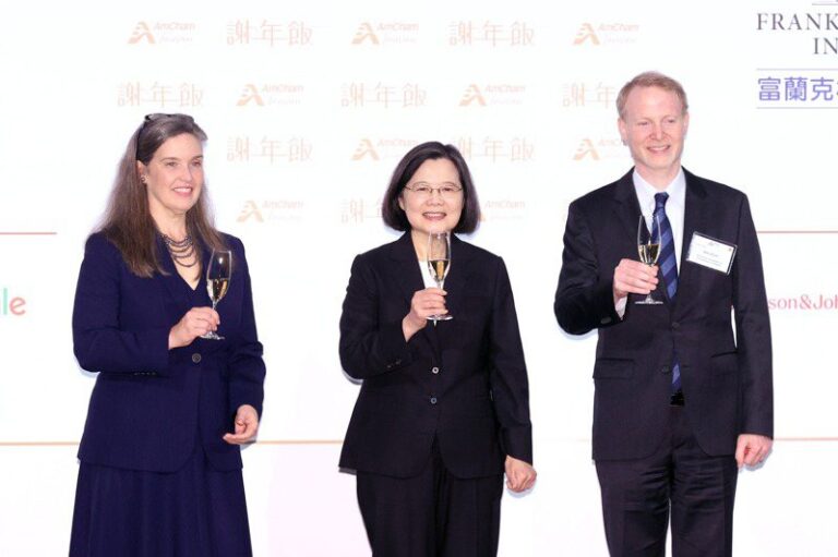 Tsai Ing-wen attends the American Chamber of Commerce’s New Year’s Eve dinner for the last time: The economy grew nearly 40% during her tenure