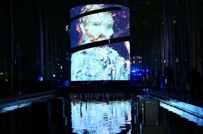 Van Gogh’s paintings combined with modern technology “walk” in Hong Kong