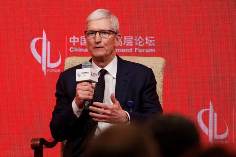 Has Apple changed its mind?Cook’s visit to Vietnam makes Chinese citizens uneasy
