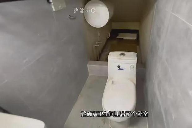 The monthly rent for a “1-bedroom, 1-living room” suite in Shanghai is 300 yuan.  The bed is behind the toilet… “Someone has rented it.”